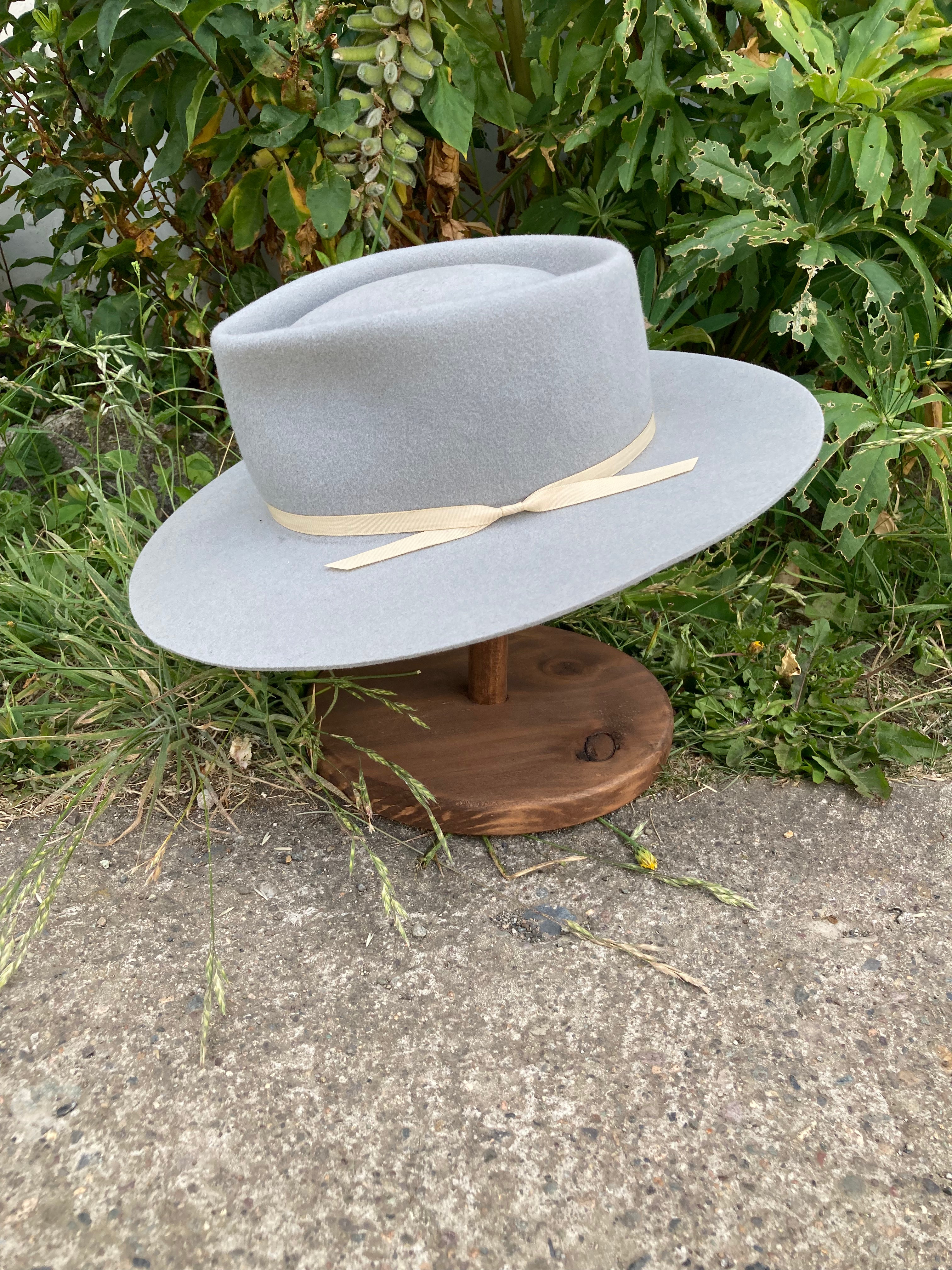 Sombrero fedora color celeste.